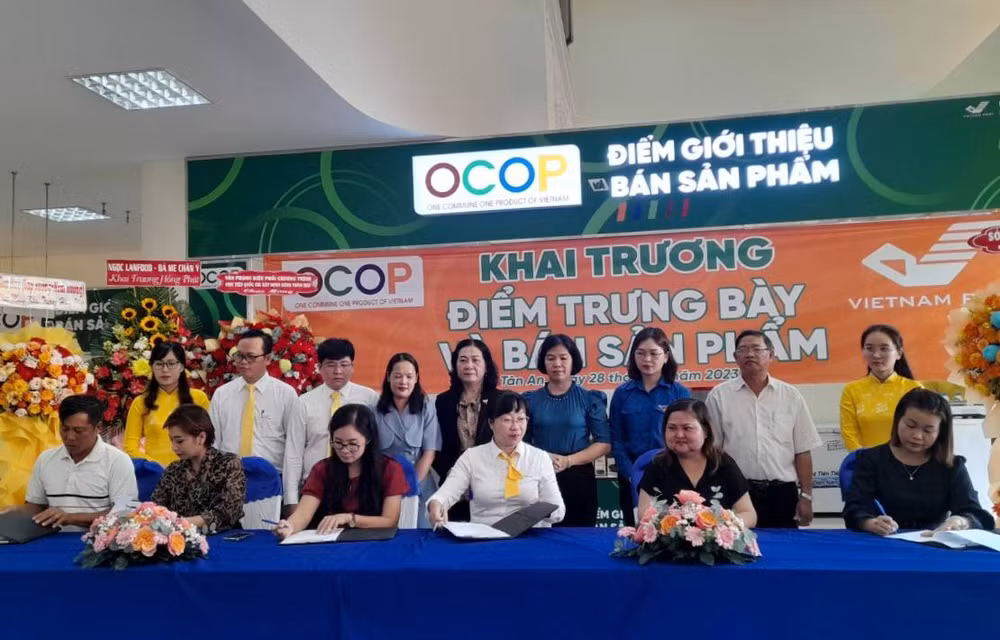 Các doanh nghiệp ký kết với Bưu điện tỉnh Long An việc đưa hàng giới thiệu, bán sản phẩm OCOP tại điểm bán hàng của Bưu điện. 