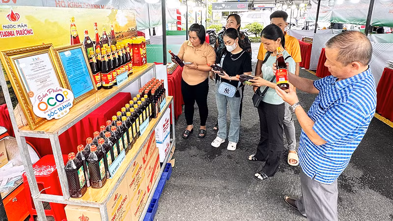 Khách hàng chọn mua sản phẩm OCOP tại siêu thị.