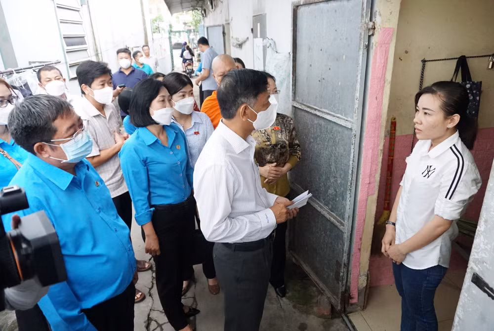 Đoàn đại biểu Quốc hội đến thăm và tặng quà cho công nhân, người lao động tại khu nhà trọ tự phát.