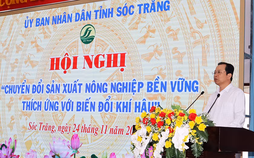 Phó Chủ tịch Ủy ban nhân dân tỉnh Sóc Trăng Vương Quốc Nam phát biểu tại hội nghị