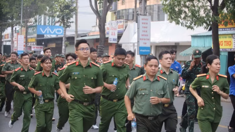 Lực lượng vũ trang tham gia chạy diễu hành. Lực lượng vũ trang tham gia chạy diễu hành.