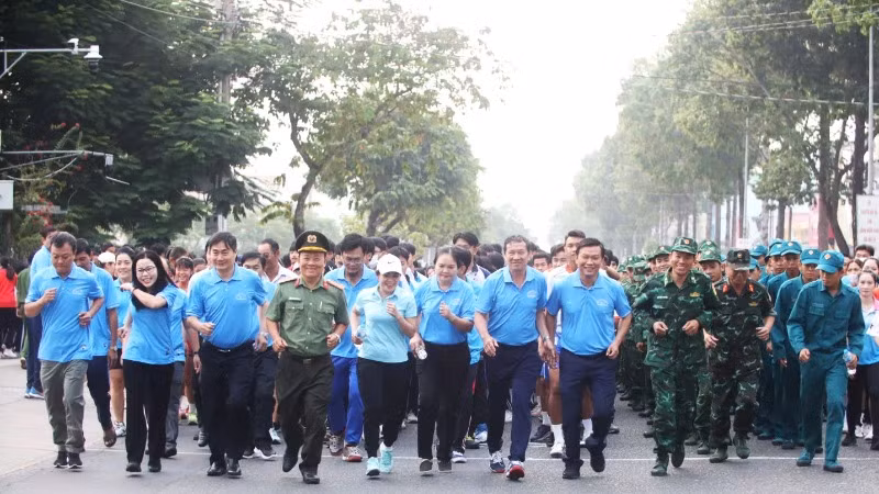 Cán bộ, công nhân viên chức, lực lượng vũ trang, học sinh, sinh viên và người lao động tham gia chạy diễu hành. Cán bộ, công nhân viên chức, lực lượng vũ trang, học sinh, sinh viên và người lao động tham gia chạy diễu hành.