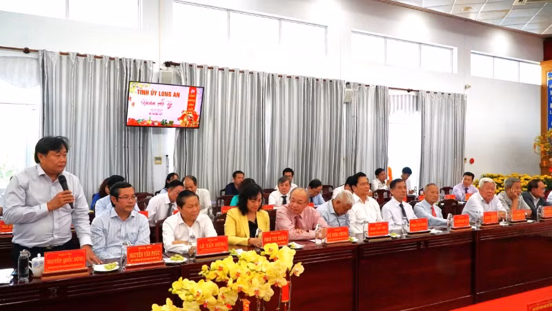 Cán bộ Trung ương là con em Long An phát biểu tại buổi họp mặt. Cán bộ Trung ương là con em Long An phát biểu tại buổi họp mặt.