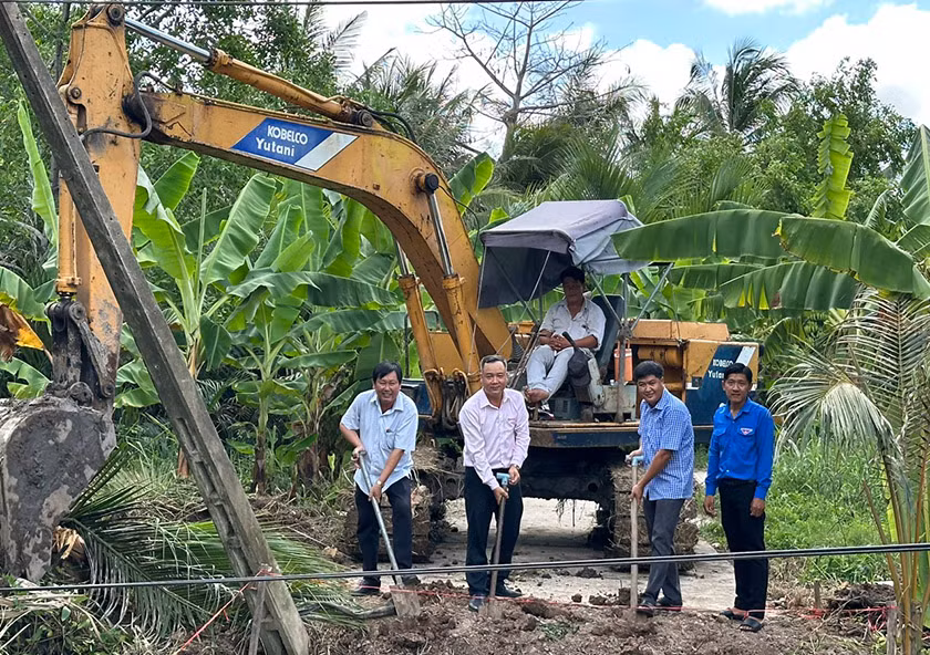 Ban Tổ chức thực hiện nghi thức khởi công xây cầu. Ban Tổ chức thực hiện nghi thức khởi công xây cầu.