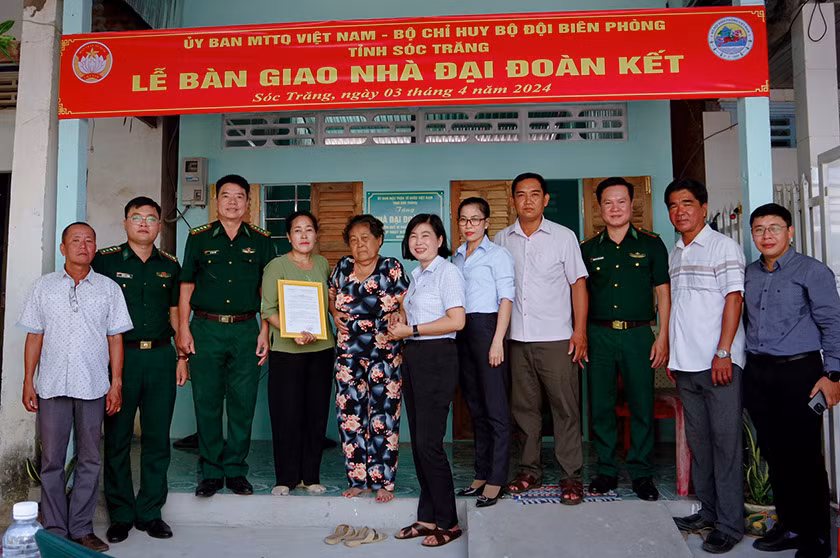 Bàn giao nhà Đại đoàn kết cho gia đình bà Thạch Thị Lạnh.