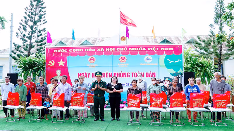Tặng quà cho các gia đình khó khăn vùng biên giới biển. Tặng quà cho các gia đình khó khăn vùng biên giới biển.