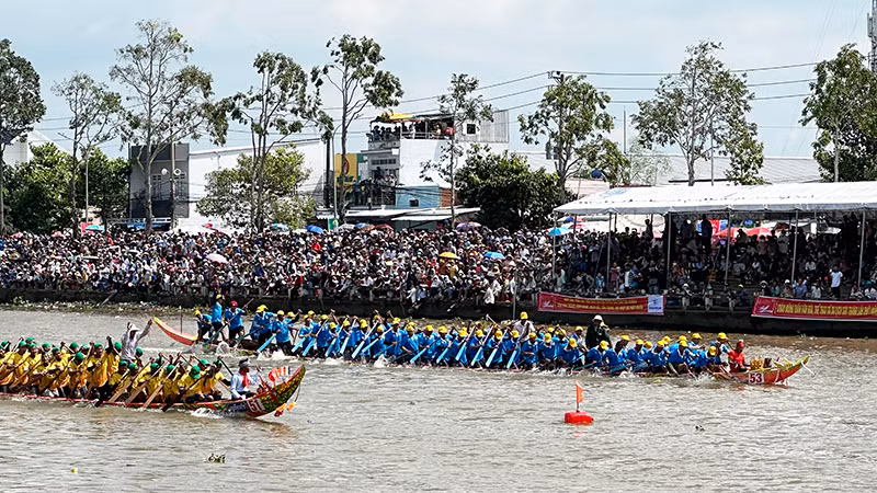 Hai đội ghe Ngo nam tăng tốc về đích.