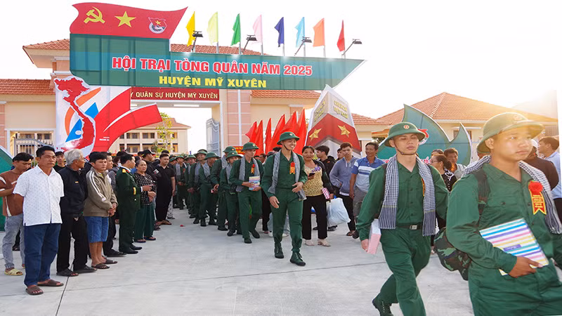 Nhiều thanh niên ưu tú của tỉnh Sóc Trăng lên đường nhập ngũ.