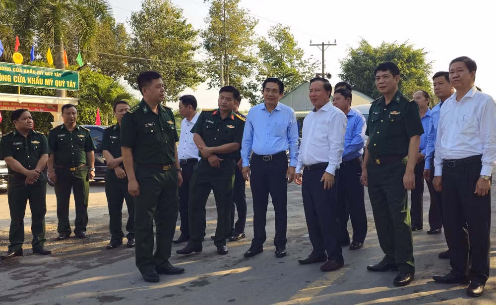 Chủ tịch Ủy ban nhân dân tỉnh Long An Nguyễn Văn Út (áo trắng) thăm hỏi, động viên lực lượng Đồn Biên phòng cửa khẩu Mỹ Quý Tây (Đức Huệ, Long An).
