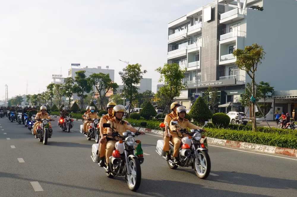 Lực lượng Cảnh sát giao thông Long An ra quân trấn áp tội phạm trong, trước và sau Tết Nguyên đán 2024. Lực lượng Cảnh sát giao thông Long An ra quân trấn áp tội phạm trong, trước và sau Tết Nguyên đán 2024.