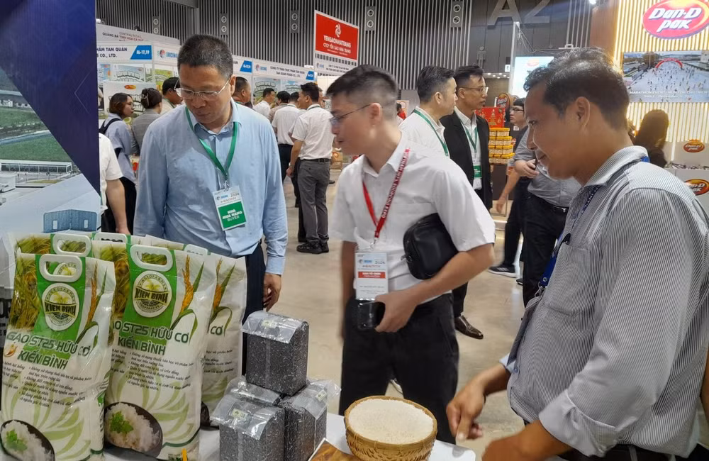 Nhà nhập khẩu nước ngoài tham quan sản phẩm gạo hữu cơ của Hợp tác xã nông nghiệp Kiến Bình (xã Kiến Bình, Tân Thạnh, Long An) được chứng nhận JAS-Quy định tiêu chuẩn hữu cơ của Nhật Bản. Nhà nhập khẩu nước ngoài tham quan sản phẩm gạo hữu cơ của Hợp tác xã nông nghiệp Kiến Bình (xã Kiến Bình, Tân Thạnh, Long An) được chứng nhận JAS-Quy định tiêu chuẩn hữu cơ của Nhật Bản.