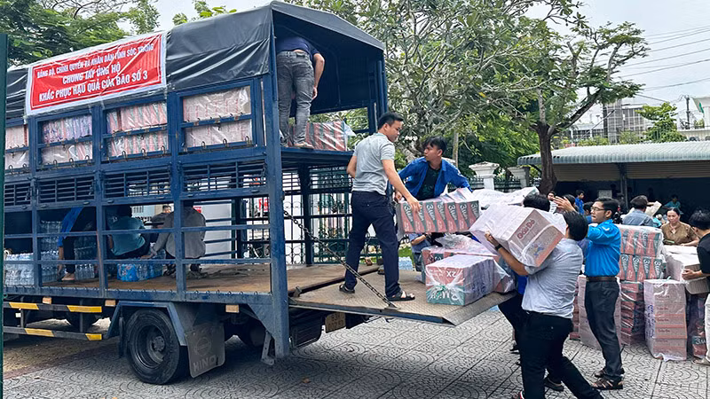 Vận chuyển hàng cứu trợ lên xe gửi ra miền bắc.