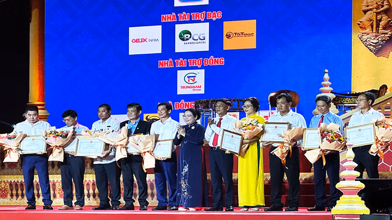 Lãnh đạo tỉnh Sóc Trăng tặng hoa và bằng khen cho các đơn vị tài trợ lễ hội