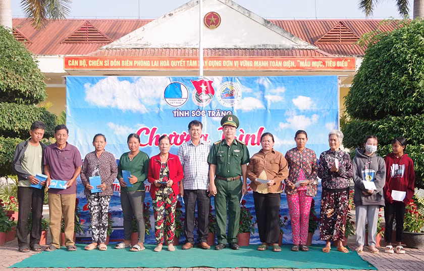 Tặng quà cho người nghèo tại Chương trình “Tháng Ba biên giới”.