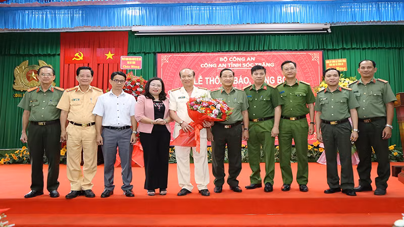 Các đại biểu chụp ảnh lưu niệm cùng Đại tá Phạm Quốc Việt, Phó Giám đốc phụ trách Công an tỉnh Sóc Trăng.