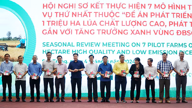 Cục Trồng trọt tặng bộ tài liệu hướng dẫn thực hiện đề án cho các tỉnh, thành phố Đồng bằng sông Cửu Long.