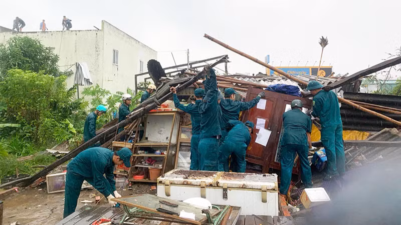 Lực lượng xung kích khẩn trương cứu hộ và di dời đồ đạc cho các hộ dân. Lực lượng xung kích khẩn trương cứu hộ và di dời đồ đạc cho các hộ dân.