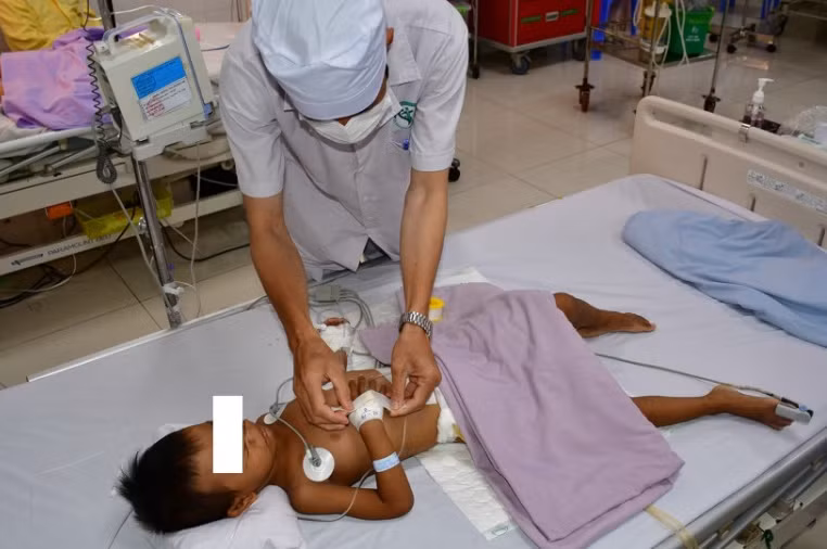 Bác sĩ kiểm tra sức khỏe bé T.C.N sau khi phẩu thuật thành công.