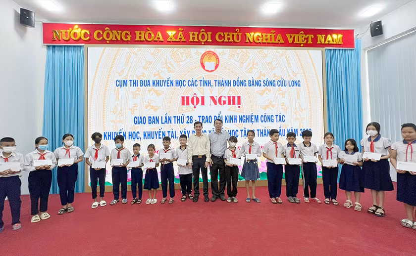 Trao học bổng khuyến học cho học sinh vượt khó học tốt do Công ty Xổ số kiến thiết Sóc Trăng tài trợ. Trao học bổng khuyến học cho học sinh vượt khó học tốt do Công ty Xổ số kiến thiết Sóc Trăng tài trợ.
