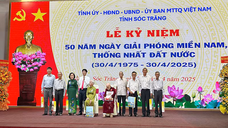 Tặng quà cho các Mẹ Việt Nam anh hùng và các cá nhân tiêu biểu. Tặng quà cho các Mẹ Việt Nam anh hùng và các cá nhân tiêu biểu.