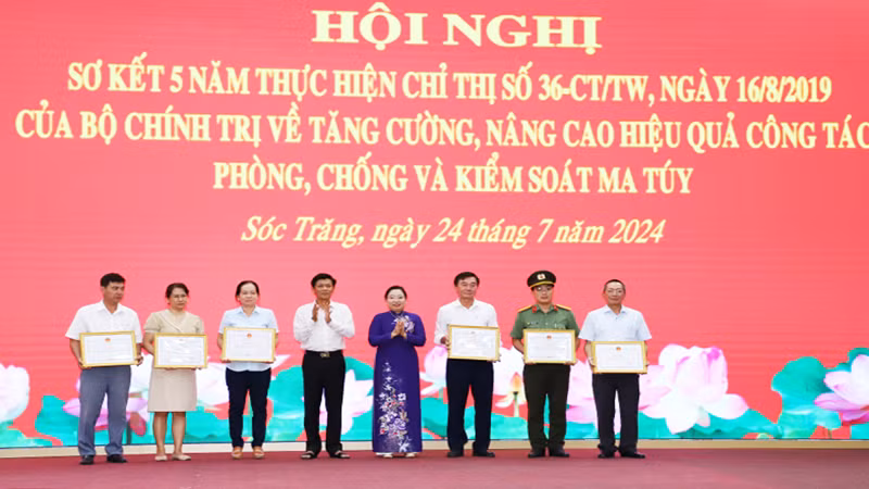 Lãnh đạo Tỉnh ủy Sóc Trăng trao bằng khen cho tập thể, cá nhân tiêu biểu trong thực hiện Chỉ thị số 36-CT/TW
