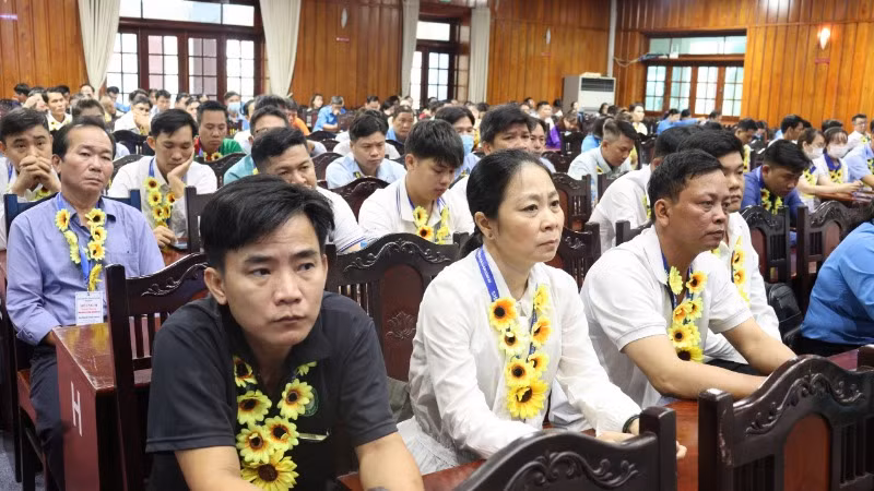 Công nhân lao động giỏi tham dự hội nghị.