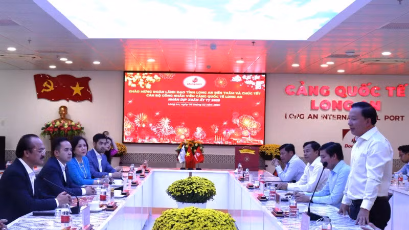 Chủ tịch Ủy ban nhân dân tỉnh Long An Nguyễn Văn Út phát biểu tại buổi gặp gỡ Cảng Quốc tế Long An.