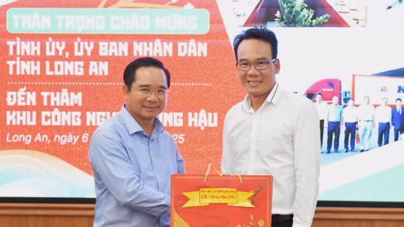 Bí thư Tỉnh ủy Long An Nguyễn Văn Được đến thăm, chúc Tết Ban quản lý Khu công nghiệp Long Hậu, Cần Giuộc, Long An