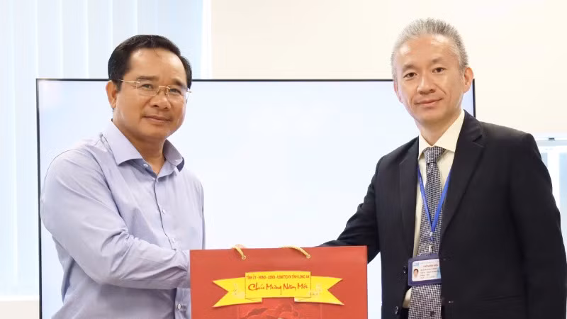 Bí thư Tỉnh ủy Long An Nguyễn Văn Được đến thăm, chúc Tết doanh nghiệp có vốn đầu tư Nhật Bản chuyên sản xuất sản phẩm dịch truyền đạt theo tiêu chuẩn châu Âu