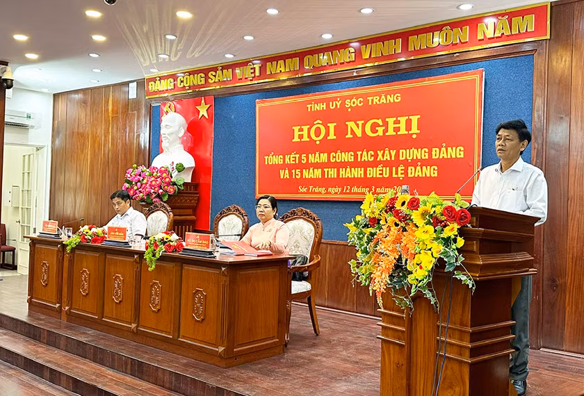 Bí thư Tỉnh ủy Sóc Trăng Lâm Văn Mẫn phát biểu tại hội nghị.