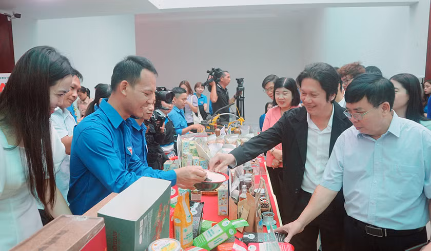 Các đại biểu tham quan các sản phẩm của thanh niên nông khởi nghiệp