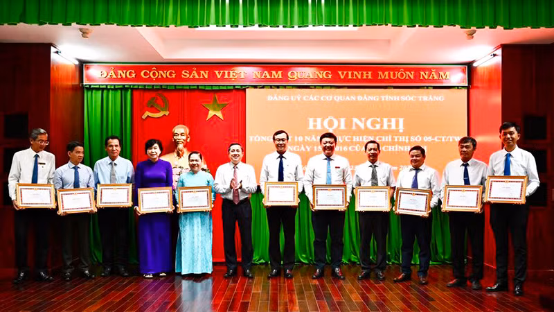 Tuyên dương các cá nhân tiêu biểu trong học tập và làm theo tư tưởng, đạo đức, phong cách Hồ Chí Minh. (Ảnh Tấn Phát) Tuyên dương các cá nhân tiêu biểu trong học tập và làm theo tư tưởng, đạo đức, phong cách Hồ Chí Minh. (Ảnh Tấn Phát)