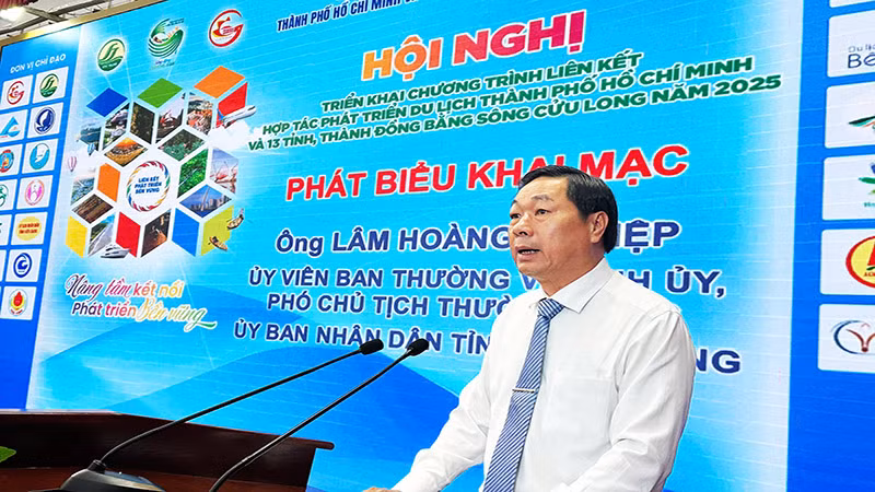 Phó Chủ tịch Thường trực Ủy ban nhân dân tỉnh Sóc Trăng Lâm Hoàng Nghiệp phát biểu tại hội nghị. 