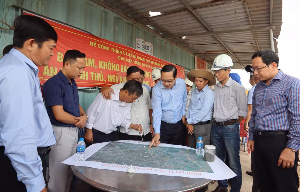 Phó Chủ tịch Ủy ban nhân dân tỉnh Long An Nguyễn Minh Lâm (áo xanh giữa) làm việc tại hiện trường với đơn vị thi công đường tỉnh 823D.