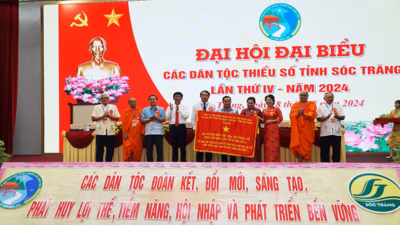 Bí thư Tỉnh ủy Sóc Trăng Lâm Văn Mẫn tặng bức trướng cho đại hội.