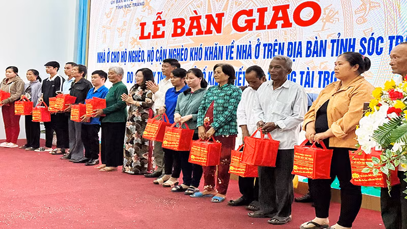 Tặng quà cho người nghèo. Tặng quà cho người nghèo.