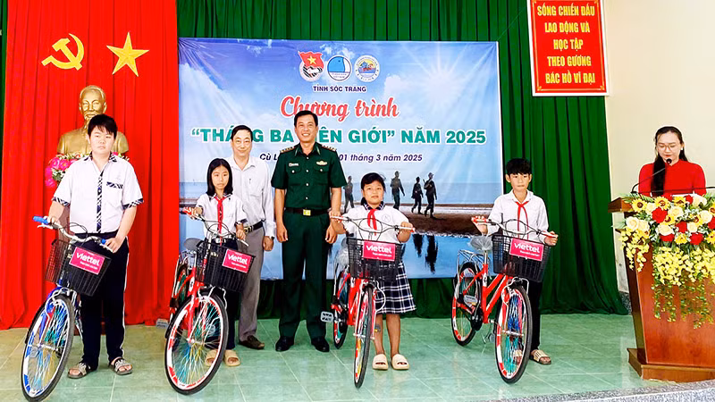 Trao tặng xe đạp cho các em học sinh tại chương trình