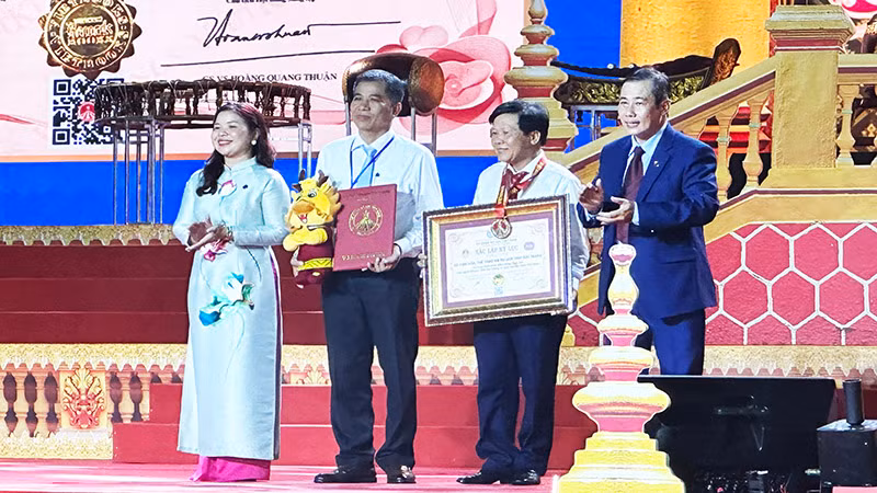 Sở Văn hóa, Thể thao và Du lịch Sóc Trăng đón nhận Kỷ lục trình diễn nhạc ngũ âm có quy mô lớn nhất Việt Nam