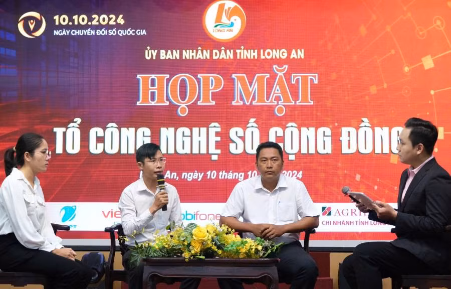 Các thành viên Tổ công nghệ số tại các địa phương tọa đàm chia sẻ kinh nghiệm tại buổi họp mặt. 