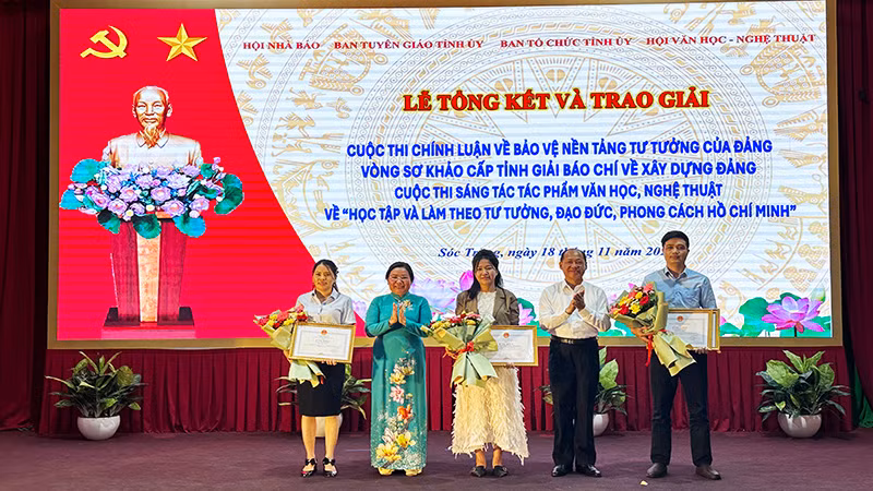 Các tác giả đạt giải Búa liềm vàng vòng sơ khảo. Các tác giả đạt giải Búa liềm vàng vòng sơ khảo.