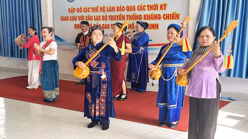 Đội văn nghệ của Câu lạc bộ Truyền thống kháng chiến khối nhà báo cao tuổi Thành phố Hồ Chí Minh trình diễn nhiều tiết mục dân ca.