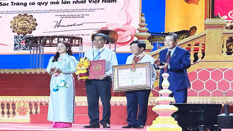 Tỉnh Sóc Trăng đón nhận Kỷ lục trình diễn Nhạc Ngũ âm của người Khmer tỉnh Sóc Trăng có quy mô lớn nhất Việt Nam Tỉnh Sóc Trăng đón nhận Kỷ lục trình diễn Nhạc Ngũ âm của người Khmer tỉnh Sóc Trăng có quy mô lớn nhất Việt Nam