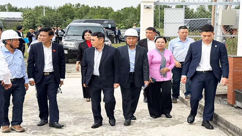 Đoàn đại biểu cấp cao Quốc hội Lào khảo sát khu vực xây trụ phong điện. Đoàn đại biểu cấp cao Quốc hội Lào khảo sát khu vực xây trụ phong điện.