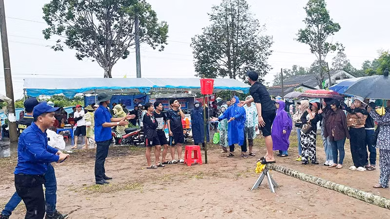 Du khách cùng tham gia các trò chơi dân gian trong Ngày hội.