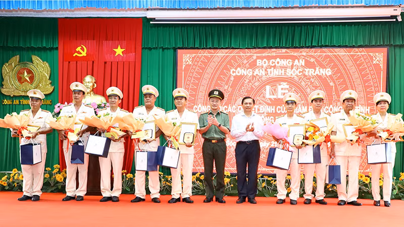 Chủ tịch Ủy ban nhân dân tỉnh Sóc Trăng Trần Văn Lâu và Giám đốc Công an tỉnh Sóc Trăng Đại tá Trần Văn Dương, trao quyết định cho các cán bộ