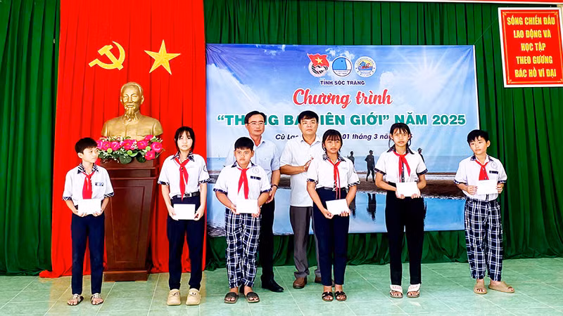 Trao tặng học bổng cho các em học sinh tại chương trình.