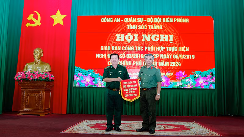 Trao cờ Thường trực thực hiện Nghị định số 03/2019/NĐ-CP của Chính phủ quý 4/ 2024 cho Công an tỉnh Sóc Trăng.