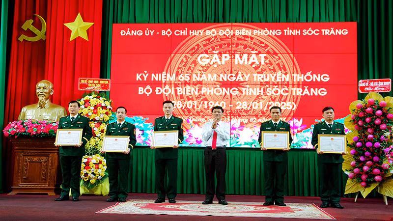 Ủy viên Trung ương Đảng, Bí thư Tỉnh ủy Sóc Trăng Lâm Văn Mẫn trao bằng khen cho các tập thể.