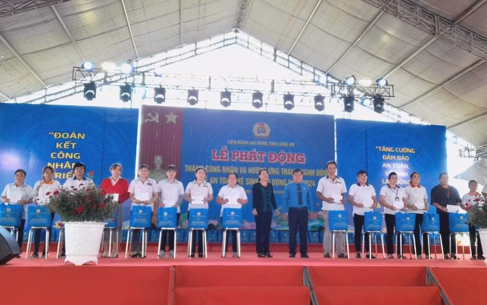 Lãnh đạo Liên đoàn Lao động tỉnh Long An tặng quà công nhân lao động có hoàn cảnh khó khăn.