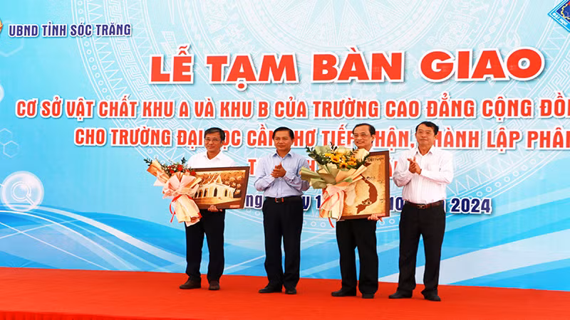 Lãnh đạo tỉnh Sóc Trăng tặng hoa và quà lưu niệm cho lãnh đạo Đại học Cần Thơ.